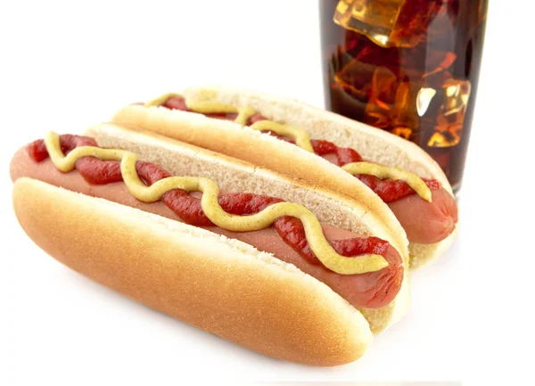 Hot dog americani con cola bevanda isolata su bianco — Foto Stock