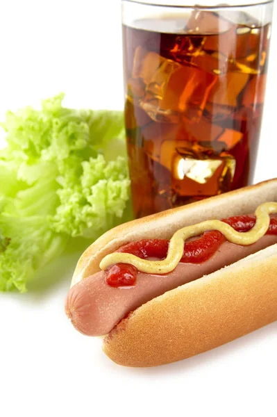 Amerikanischer Hotdog mit Cola-Drink, Salat isoliert auf weiß Stockbild