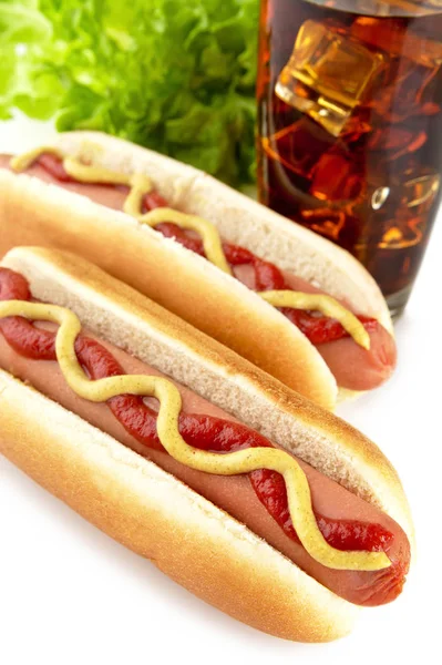 Perros calientes americanos con bebida cola, ensalada aislada en blanco Imagen De Stock