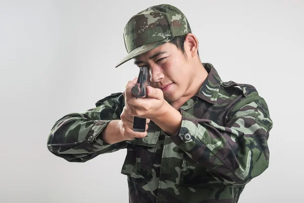 Ασιατικές στρατιώτη με τη στολή παραλλαγής πράσινο με μεγάλο όπλο — Φωτογραφία Αρχείου