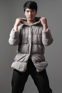 Gri örgü ceket - moda ve stil Asya adam portresi