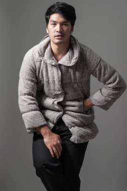 Gri örgü ceket - moda ve stil Asya adam portresi