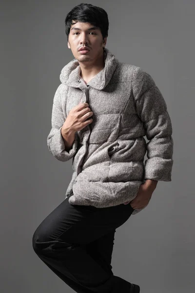 Porträt eines asiatischen Mannes im grauen Strickmantel - Mode und Stil — Stockfoto
