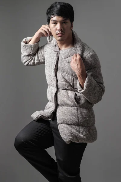 Ritratto di uomo asiatico in cappotto grigio - Moda e stile — Foto Stock