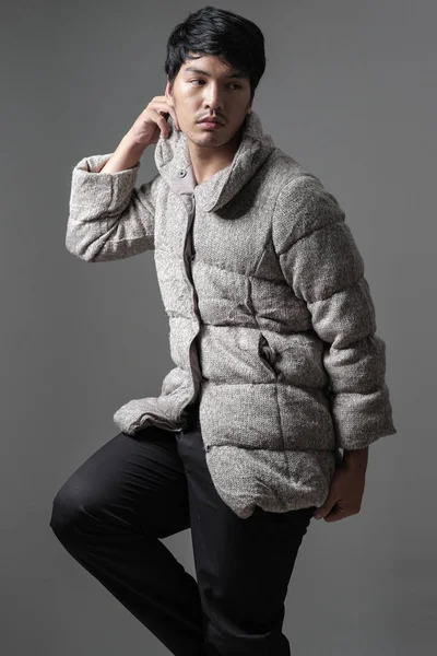 Retrato de hombre asiático en abrigo de punto gris - Moda y estilo — Foto de Stock
