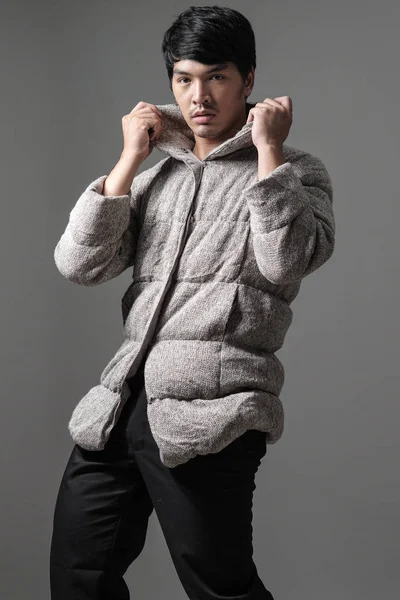 Portrett av asiatisk mann i grå strikkepels - mote og stil – stockfoto