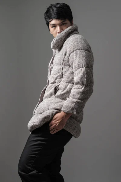 Porträtt av asiatisk man i grå stickning coat - mode och stil — Stockfoto