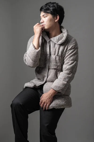 Retrato de hombre asiático en abrigo de punto gris - Moda y estilo — Foto de Stock
