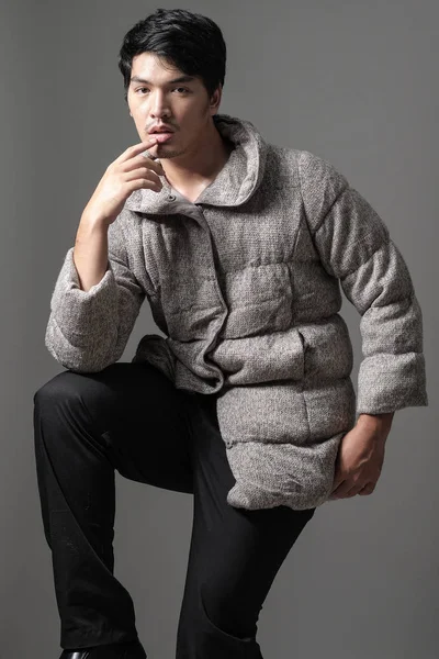 Porträtt av asiatisk man i grå stickning coat - mode och stil — Stockfoto