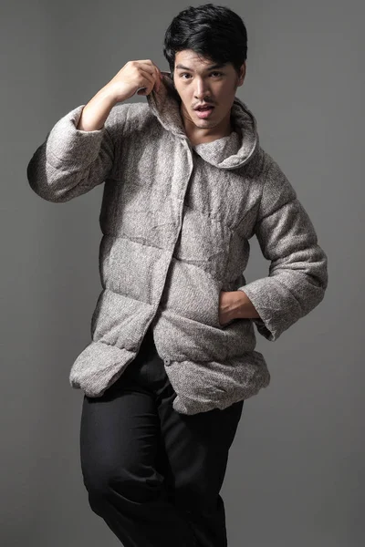 Retrato de homem asiático em casaco de tricô cinza - Moda e estilo — Fotografia de Stock