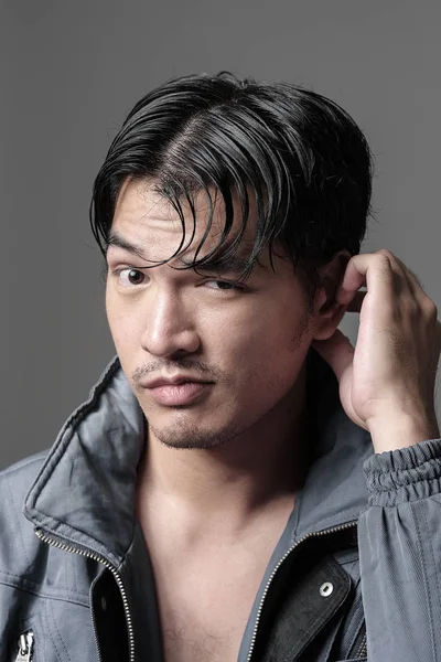 Retrato de homem asiático na jaqueta - Tiro na cabeça — Fotografia de Stock