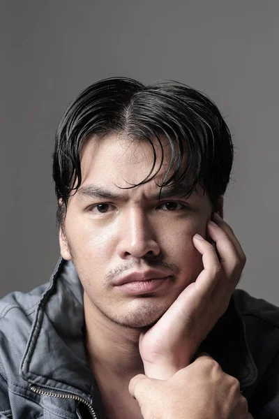 Potret pria Asia dalam jaket Kepala ditembak — Stok Foto