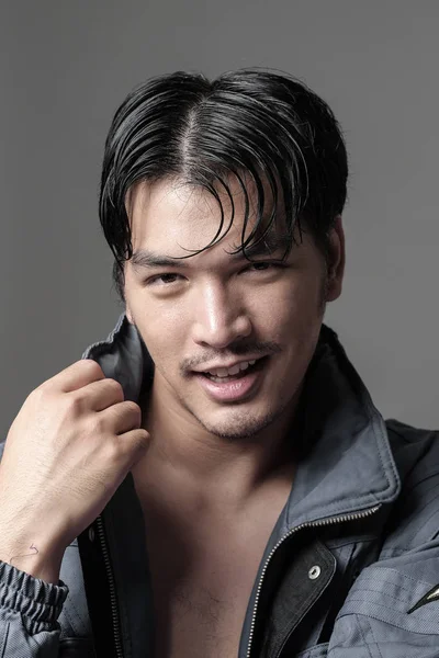 Potret pria Asia dalam jaket Kepala ditembak — Stok Foto