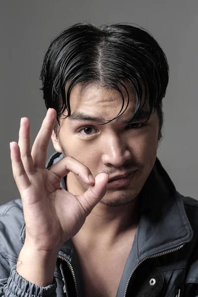 Retrato de homem asiático na jaqueta - Tiro na cabeça — Fotografia de Stock