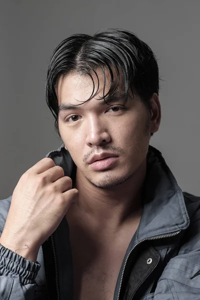 Porträtt av asiatisk man i jackan - Head shot — Stockfoto