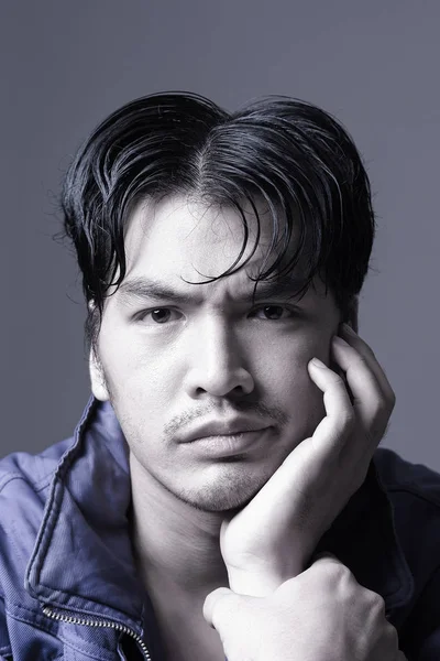 Porträtt av asiatisk man i lila jacka - huvud skott — Stockfoto