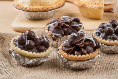 Mini çikolata tart ile gevrek - yumuşak odak
