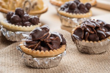 Mini çikolata tart ile gevrek - yumuşak odak