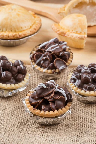 Mini tarte au chocolat avec croquant - Mise au point douce — Photo