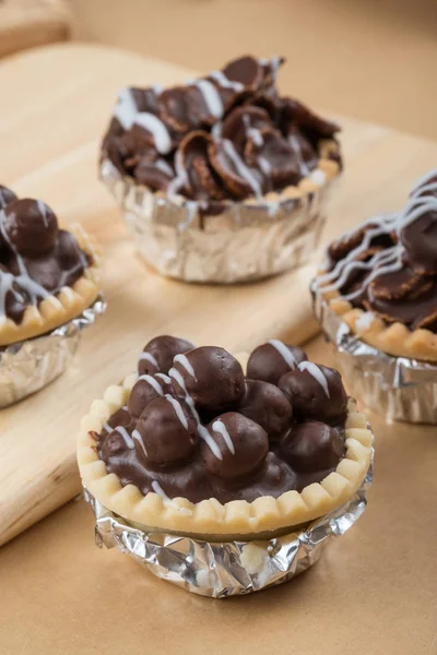 Mini tarta de chocolate con crujiente - enfoque suave —  Fotos de Stock