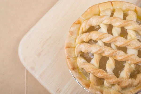 Pastel de nuez de palma de azúcar en el fondo de madera - enfoque suave —  Fotos de Stock