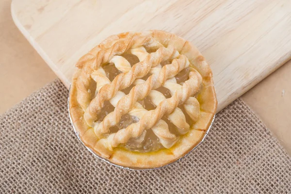 Сахарный ореховый пирог на деревянном фоне - Мягкий фокус — стоковое фото
