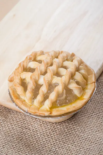 Tarte aux noix de palme à sucre sur le fond en bois - Mise au point douce — Photo