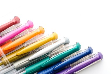 Beyaz arka plan üzerinde renkli jel kalem