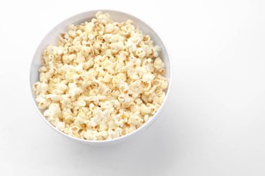 Beyaz arka planda - yumuşak odak kase patlamış mısır