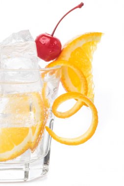 Eski kokteyl kiraz ve portakal kabuğu ile moda