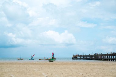 Güzel gökyüzü okyanus plaj ve balıkçı yaşam tarzı Tayland