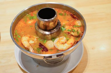Tom-yum-kung - Tay gıda - bitki ve karides Tom Yum çorbası - yumuşak odak