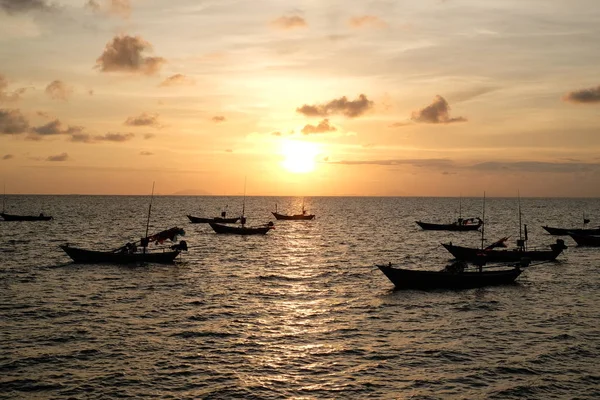 Okyanusu güzel günbatımı ve siluet balıkçı teknesi — Stok fotoğraf