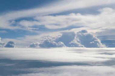 Kabarık yağmur bulutu gündüz - cennet uçaktan havadan görünümü
