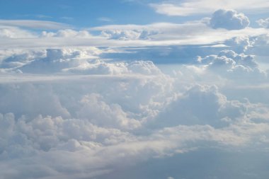 Kabarık yağmur bulutu gündüz - cennet uçaktan havadan görünümü