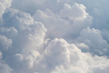 Kabarık yağmur bulutu gündüz - cennet uçaktan havadan görünümü