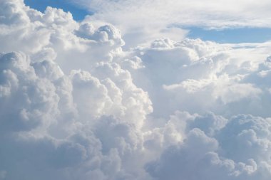 Kabarık yağmur bulutu gündüz - cennet uçaktan havadan görünümü