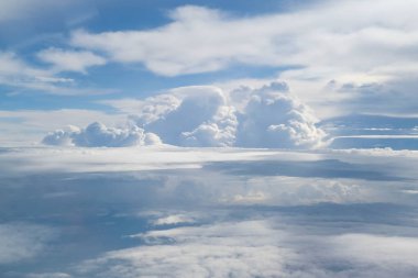 Kabarık yağmur bulutu gündüz - cennet uçaktan havadan görünümü