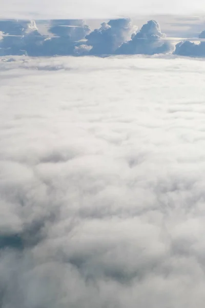 Vista aerea dal piano di soffice nuvola di pioggia durante il giorno - Nuvoloso — Foto Stock