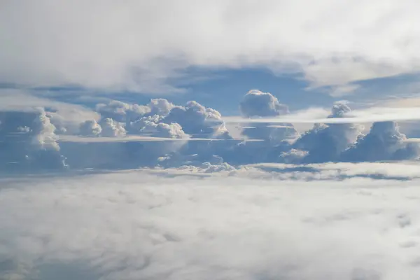 昼間 - Cloudscape ふわふわ雨雲の飛行機から空撮 — ストック写真