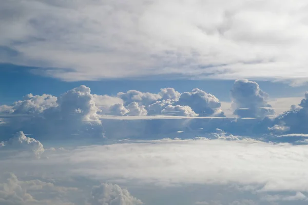Вид с воздуха из плоскости пушистого дождевого облака в дневное время - Облачный пейзаж — стоковое фото