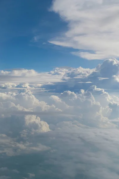 Kabarık yağmur bulutu gündüz - cennet uçaktan havadan görünümü — Stok fotoğraf