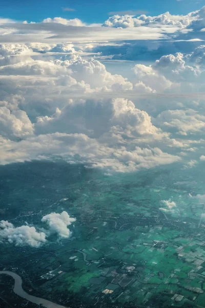 Vista aérea de nubes de lluvia esponjosas y tierras agrícolas en Tailandia — Foto de Stock