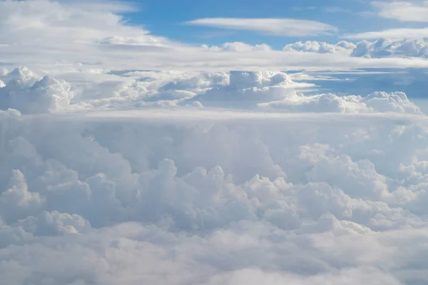 Vista aerea dal piano di soffice nuvola di pioggia durante il giorno - Nuvoloso — Foto Stock