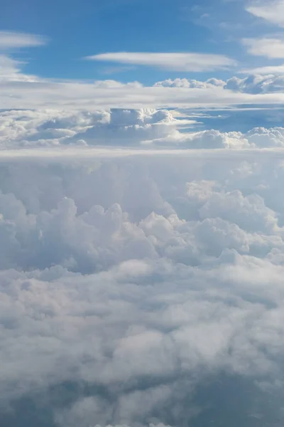 白天蓬松的雨云平面上的鸟图--云景 — 图库照片