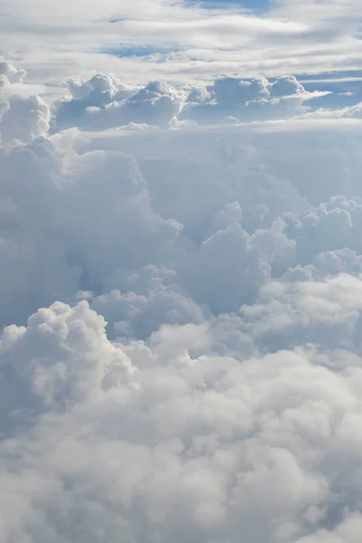 Kabarık yağmur bulutu gündüz - cennet uçaktan havadan görünümü — Stok fotoğraf