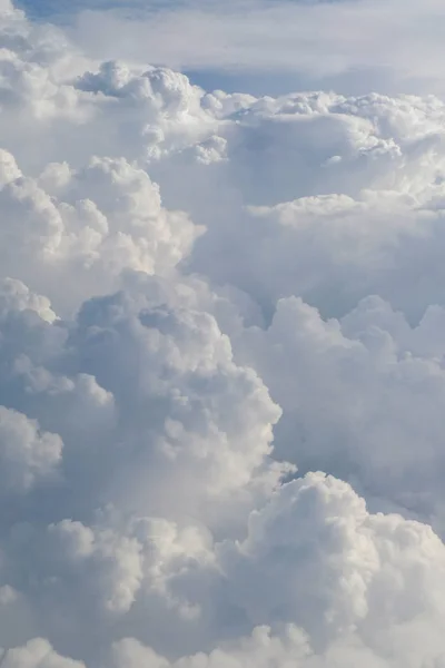 Vista aerea dal piano di soffice nuvola di pioggia durante il giorno - Nuvoloso — Foto Stock