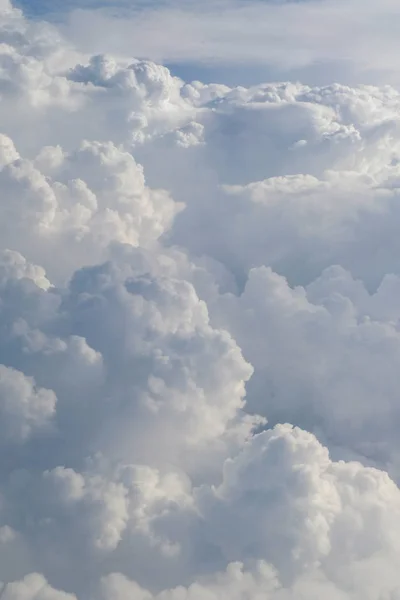 昼間 - Cloudscape ふわふわ雨雲の飛行機から空撮 — ストック写真