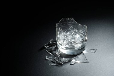 Bir son dakika bardak su siyah arka plan üzerine