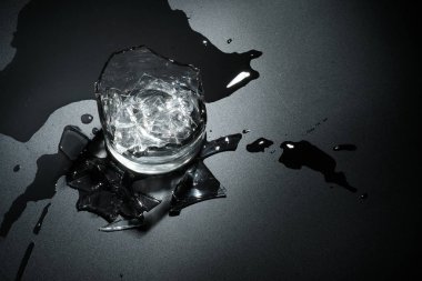 Bir son dakika bardak su siyah arka plan üzerine